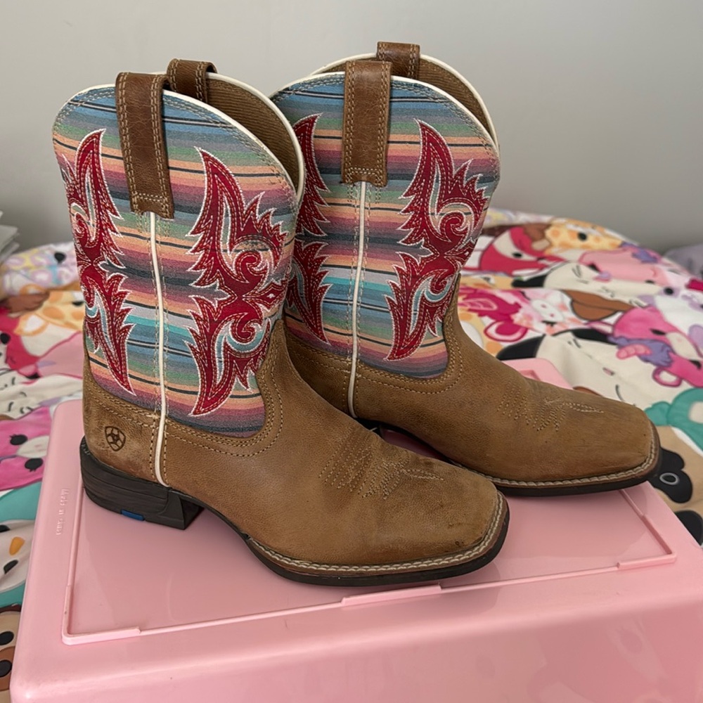 Girls Cowboy Boots
Brand: ARIAT
Size: 2 US